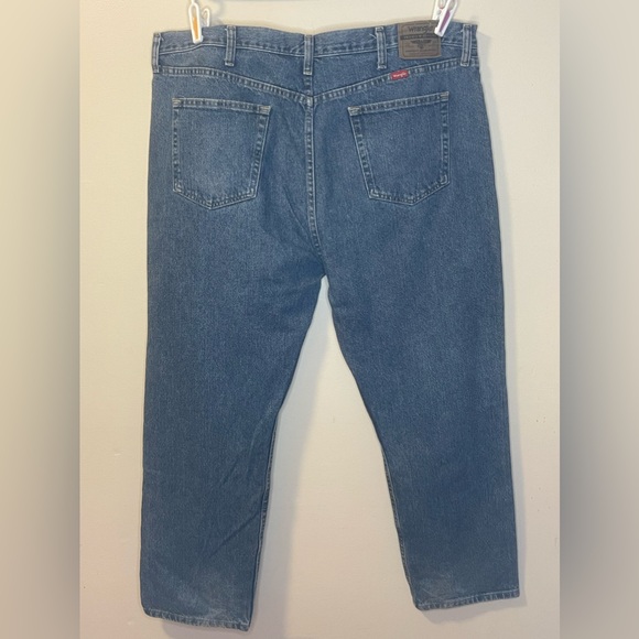 - Wrangler Men’s Regular Fit Medium Wash Blue Jeans Size 44x30 (42x28.5) - Picture 2 of 6